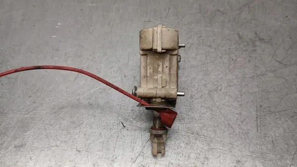 Actionneur de trappe à carburant Audi A8 D3 3.0 TDI OE 4E0862150 image 5