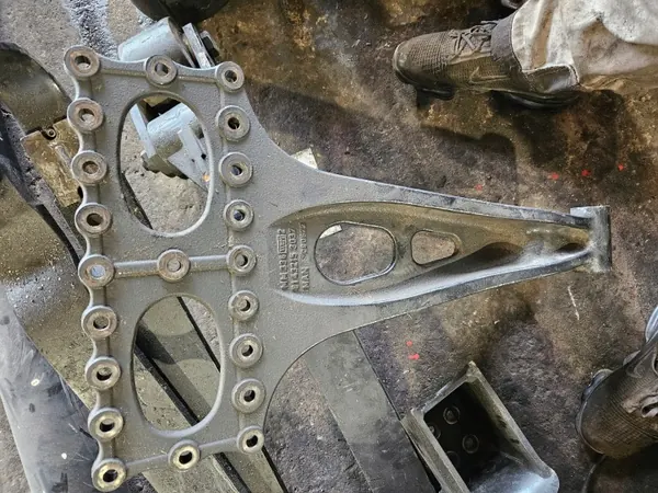 OEM 81432153037 Griffe de Montage Pont Cadre - Occasion image 2