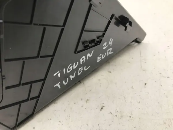Étagère tunnel central OEM 571863284 pour VW Tiguan III image 4