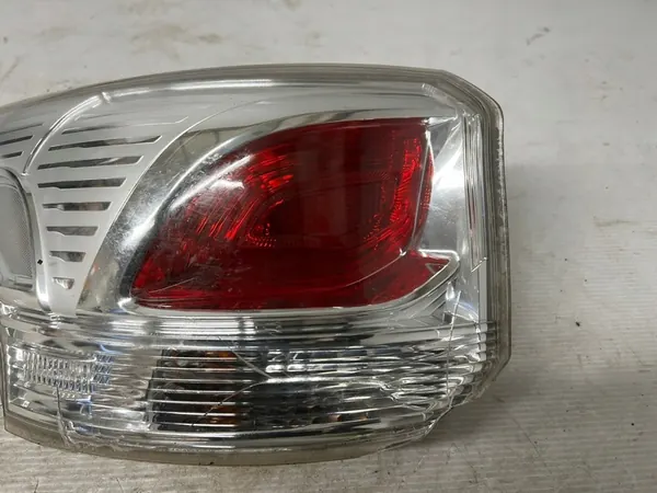 Luz trasera izquierda Mitsubishi Outlander III LED 8330B101 image 2