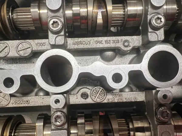 OEM 04E103473DC Tapa de árbol de levas VW Golf VII image 3
