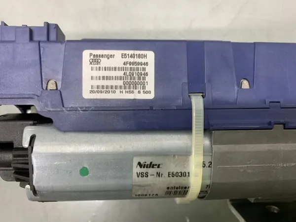 Audi Q7 KlepScharnierActuator Rechts OEM 4L0910946 image 4