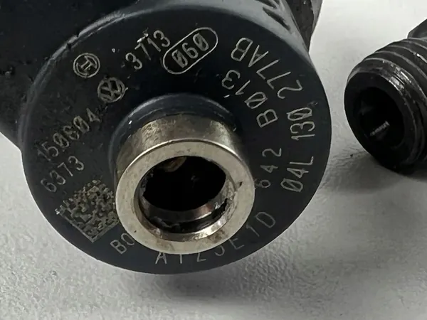 Iniettore Audi VW Skoda Seat 2.0TDI 04L130277AB image 2