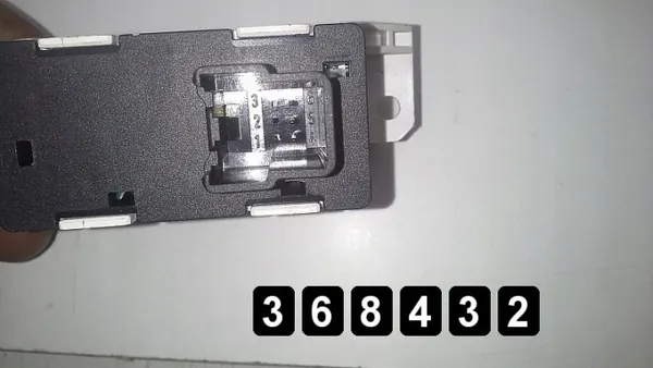 Interruptor Ford Focus OEM AM-368432 - Estado Usado image 3