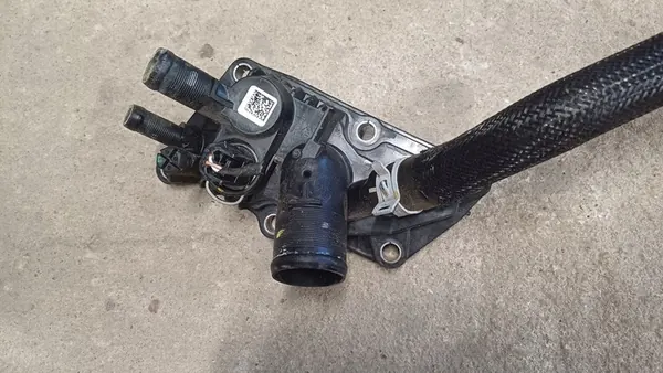 RENAULT CAPTUR II 19- 1.0 TCE Carcasa del termostato 110618961R image 2