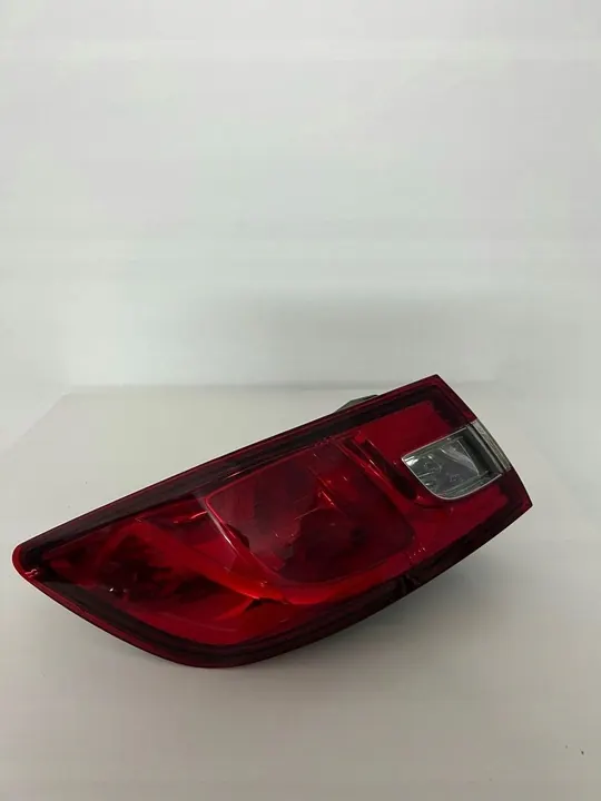 Lámpara trasera izquierda Renault Clio IV 2012 image 2