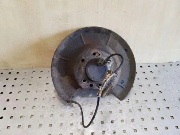 Ford Focus takapyörän navan OEM AV6T2C055 image 3