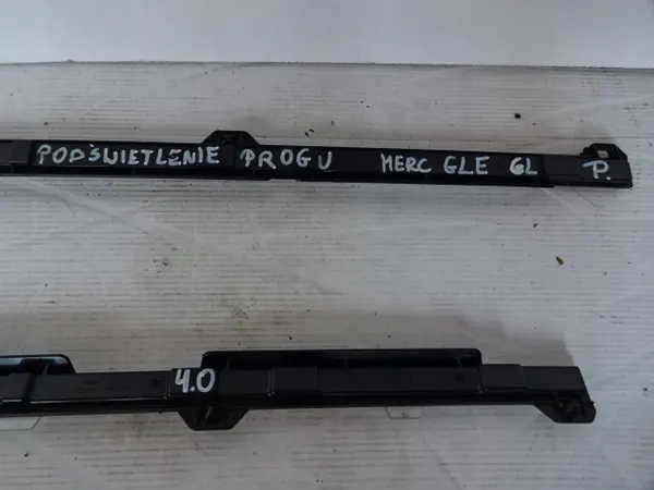 Éclairage de seuil droit OEM A1665401002 Mercedes GLE image 3