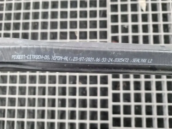 Junta do capô OEM 8305472 para Peugeot 208 II image 3