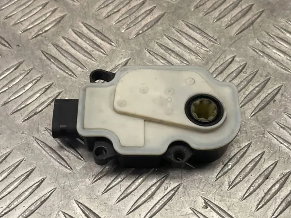 Mercedes A24031123312 W213 Värmemotor image 4