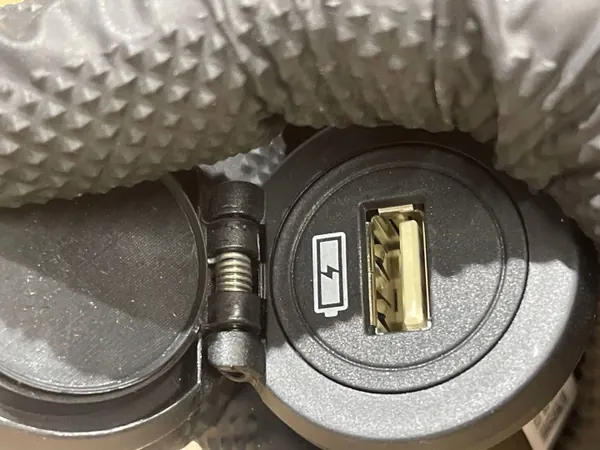 Conector de Tomada USB OEM FK72-19010-AB para Range Rover image 3