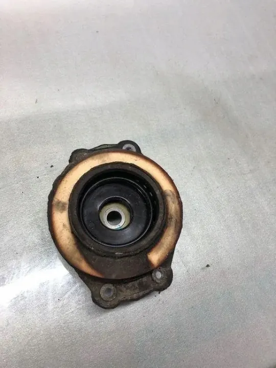 Hinterer rechter Stoßdämpferhalter OEM 23335488 Opel Insignia image 3