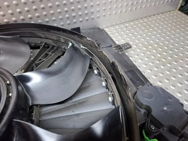 Jäähdytinpuhallin OEM S25135352 Mercedes C W205:lle image 6