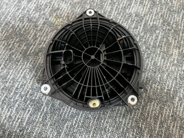 Asa de maletero OEM 5G6827469F con logo - Usado image 5