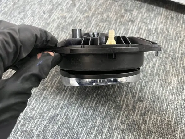Asa de maletero OEM 5G6827469F con logo - Usado image 6