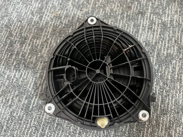 Asa de maletero OEM 5G6827469F con logo - Usado image 8