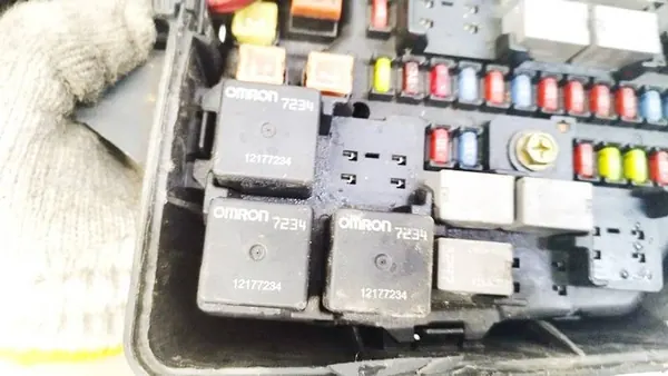 Cadillac SRX Caixa de fusíveis 2005 4.6L USED 12177234 image 3