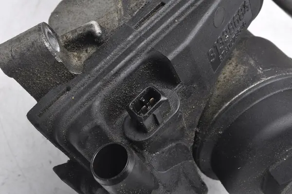 VOLVO S60 II 2.5 T5 Olje Filterhus 31338684 image 4