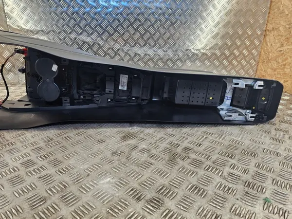 Mittentunnel Audi A3 8V OEM 8V2863241 - Begagnad image 7