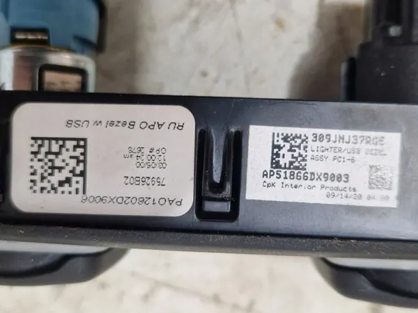 Prise USB Chrysler Pacifica 2017+ OEM JJJ4 image 4