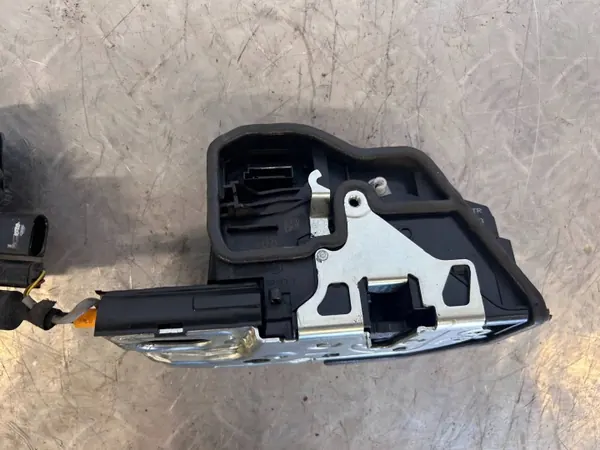 BMW OEM 7167588 Türanschlag hinten rechts E70 X5M image 4