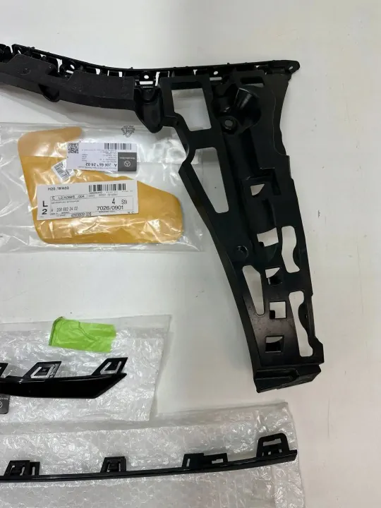 Moldagem para-choques traseiro OEM A2068856303 Mercedes Classe C image 4