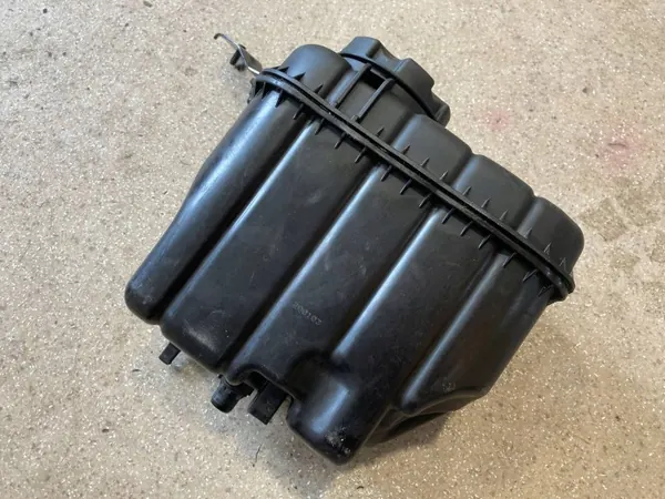 BMW M4 F82/F83 laajennussäiliö OEM 2284600 image 10