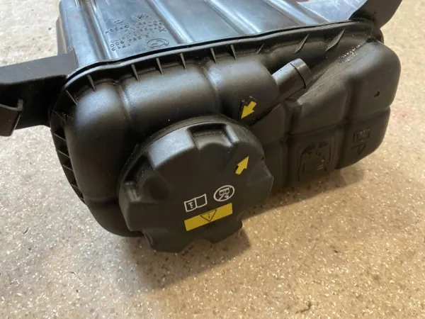 BMW M4 F82/F83 laajennussäiliö OEM 2284600 image 3