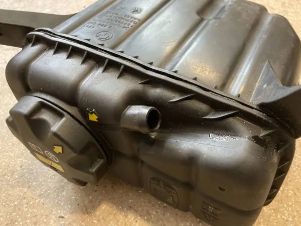 BMW M4 F82/F83 laajennussäiliö OEM 2284600 image 4