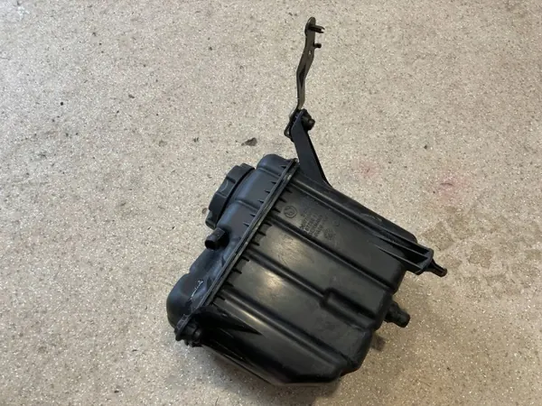 BMW M4 F82/F83 laajennussäiliö OEM 2284600 image 5