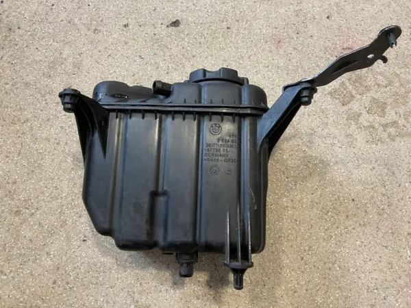 BMW M4 F82/F83 laajennussäiliö OEM 2284600 image 6