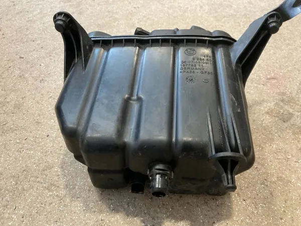 BMW M4 F82/F83 laajennussäiliö OEM 2284600 image 7