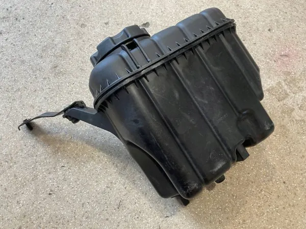 BMW M4 F82/F83 laajennussäiliö OEM 2284600 image 9