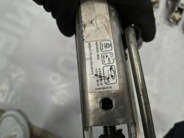 Mercedes-Benz C-Class Abschlepphaken OEM A0005845207 image 4