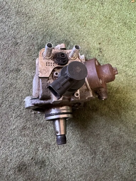 Bomba de inyección Isuzu usada OEM 255927 image 2
