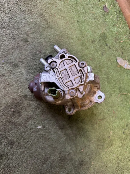Bomba de inyección Isuzu usada OEM 255927 image 3