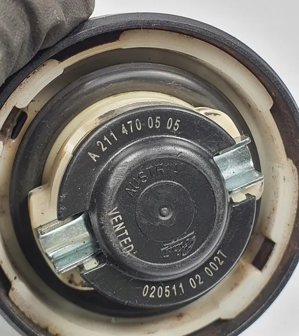 Tapa de combustible Mercedes W204 A2114700505 image 3