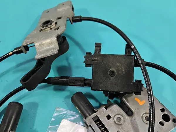 Cerradura del capó OEM 3V0823529H para Skoda Superb III image 9