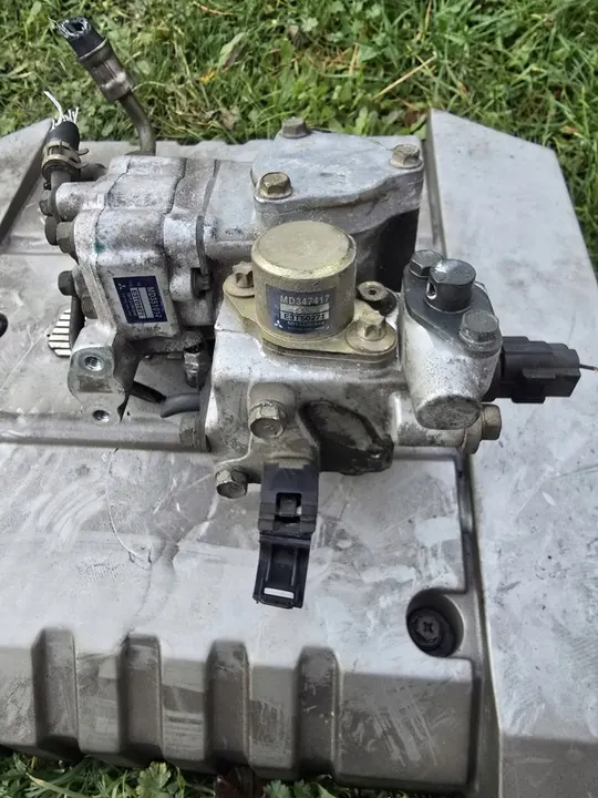 Mitsubishi OE MD351017 Bomba de combustible image 3