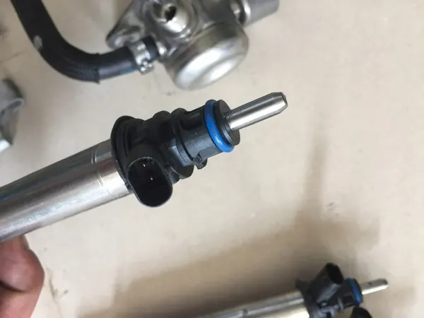 Injecteur MERCEDES GLC W253 2.0 CGI image 3