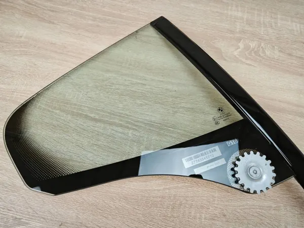 Vitre triangle arrière droit OEM 7435452 pour BMW 8 G16 image 3