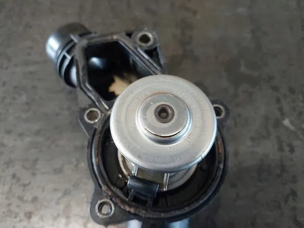 Carcasa de termostato BMW 3 E46 320i M52TU image 10