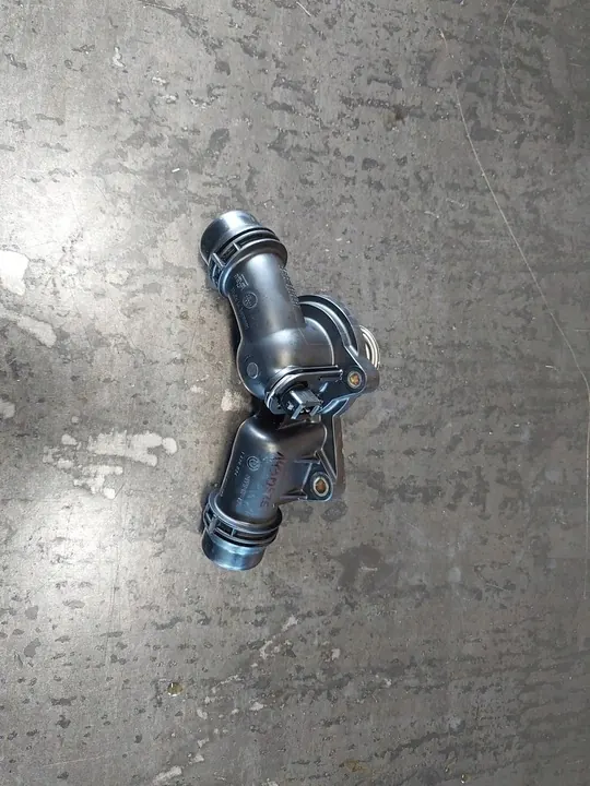 Carcasa de termostato BMW 3 E46 320i M52TU image 3