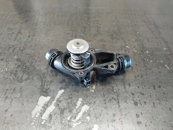 Carcasa de termostato BMW 3 E46 320i M52TU image 6