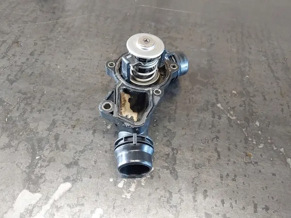 Carcasa de termostato BMW 3 E46 320i M52TU image 7