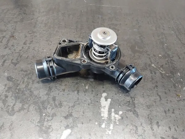 Carcasa de termostato BMW 3 E46 320i M52TU image 8