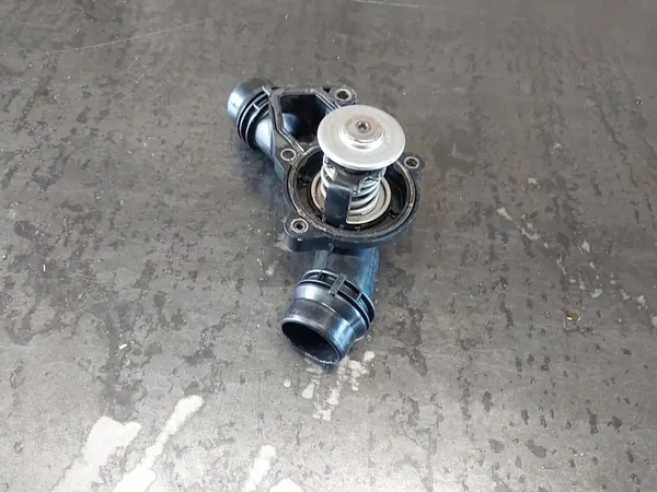 Carcasa de termostato BMW 3 E46 320i M52TU image 9