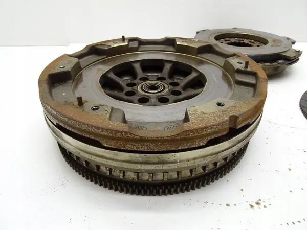 Kaksoismassavauhtipyörä Mercedes W204 W212 W218 2.2 CDI A0252509601 image 7