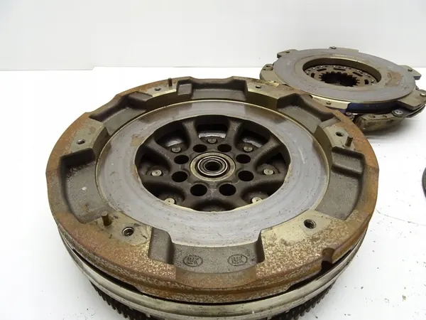 Kaksoismassavauhtipyörä Mercedes W204 W212 W218 2.2 CDI A0252509601 image 8