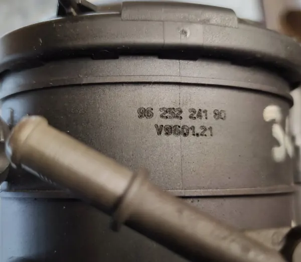 Citroen Polttoainesuodatin kotelo OE 9625224180 image 10